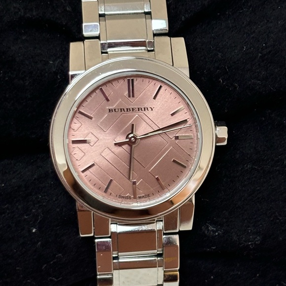 🩷✨SOLD✨🩷28mm Burberry Women’s Silver & Light Pink Watch - Picture 5 of 6